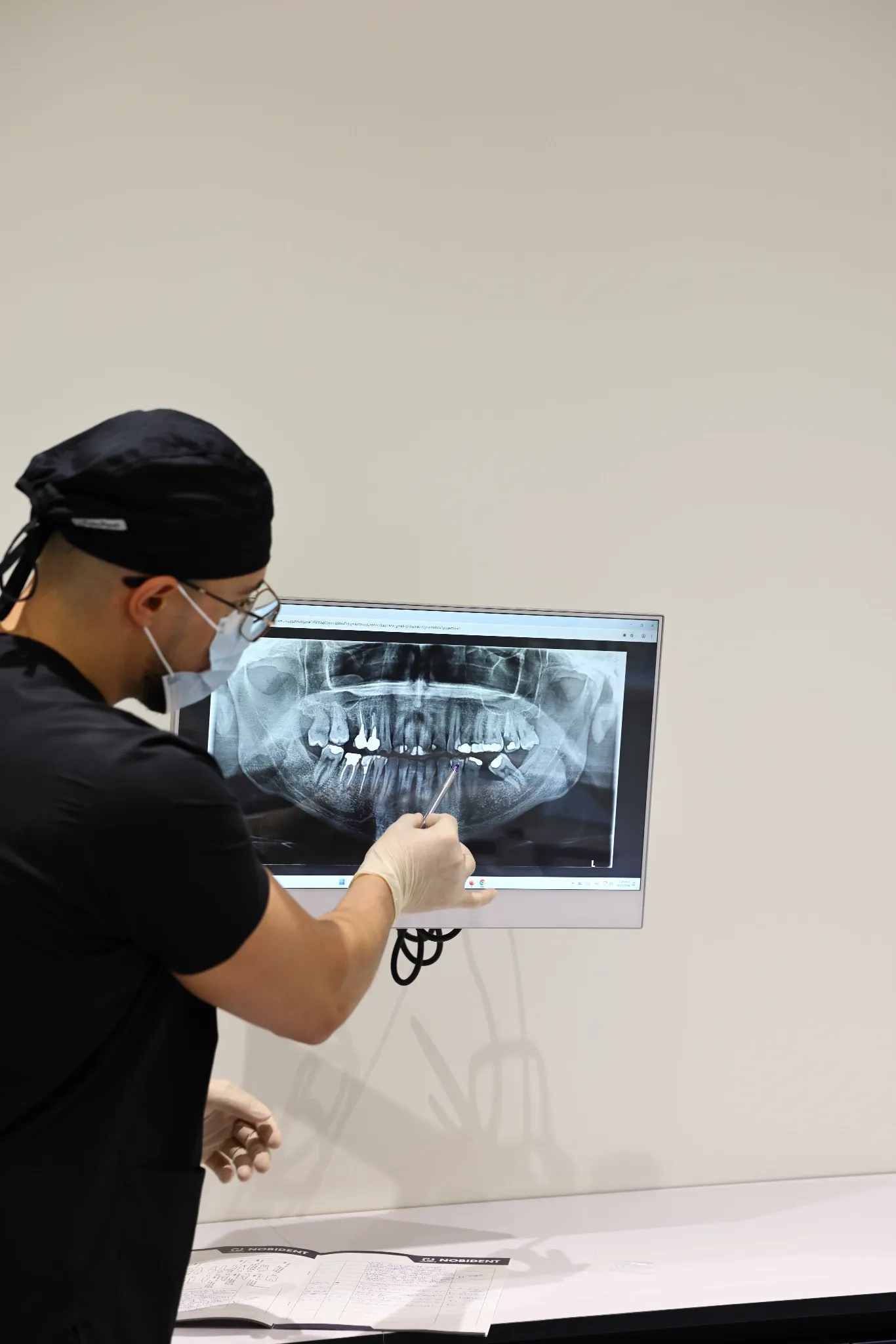 Medico NobiDent durante la spiegazione di una radiografia dentale