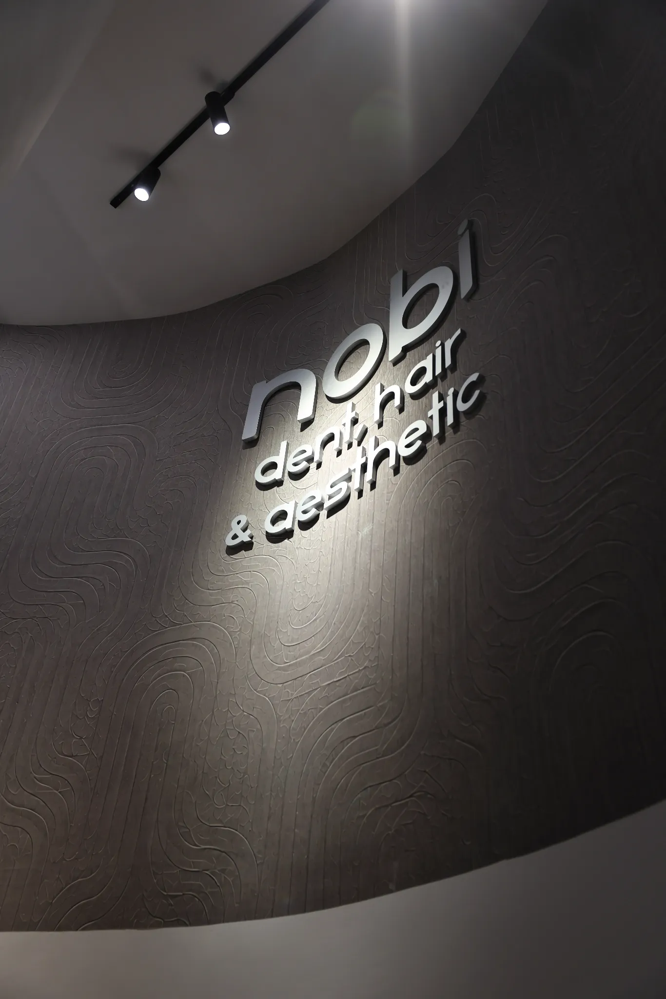 Logo NobiDent su parete interna
